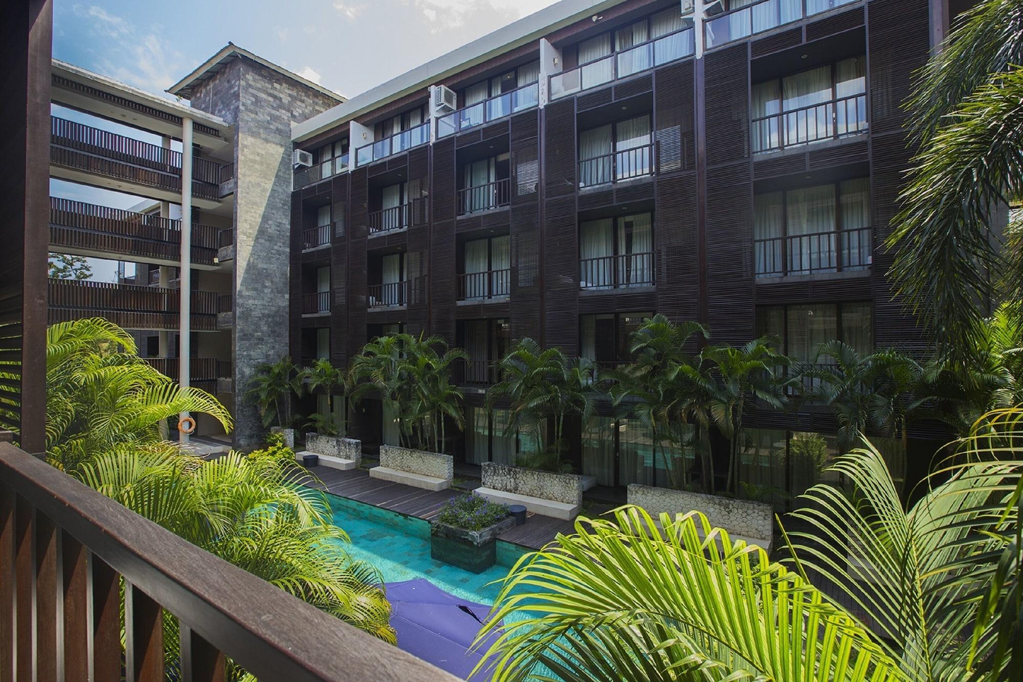 Le Grande Bali Hotell Uluwatu Exteriör bild The hotel's pool