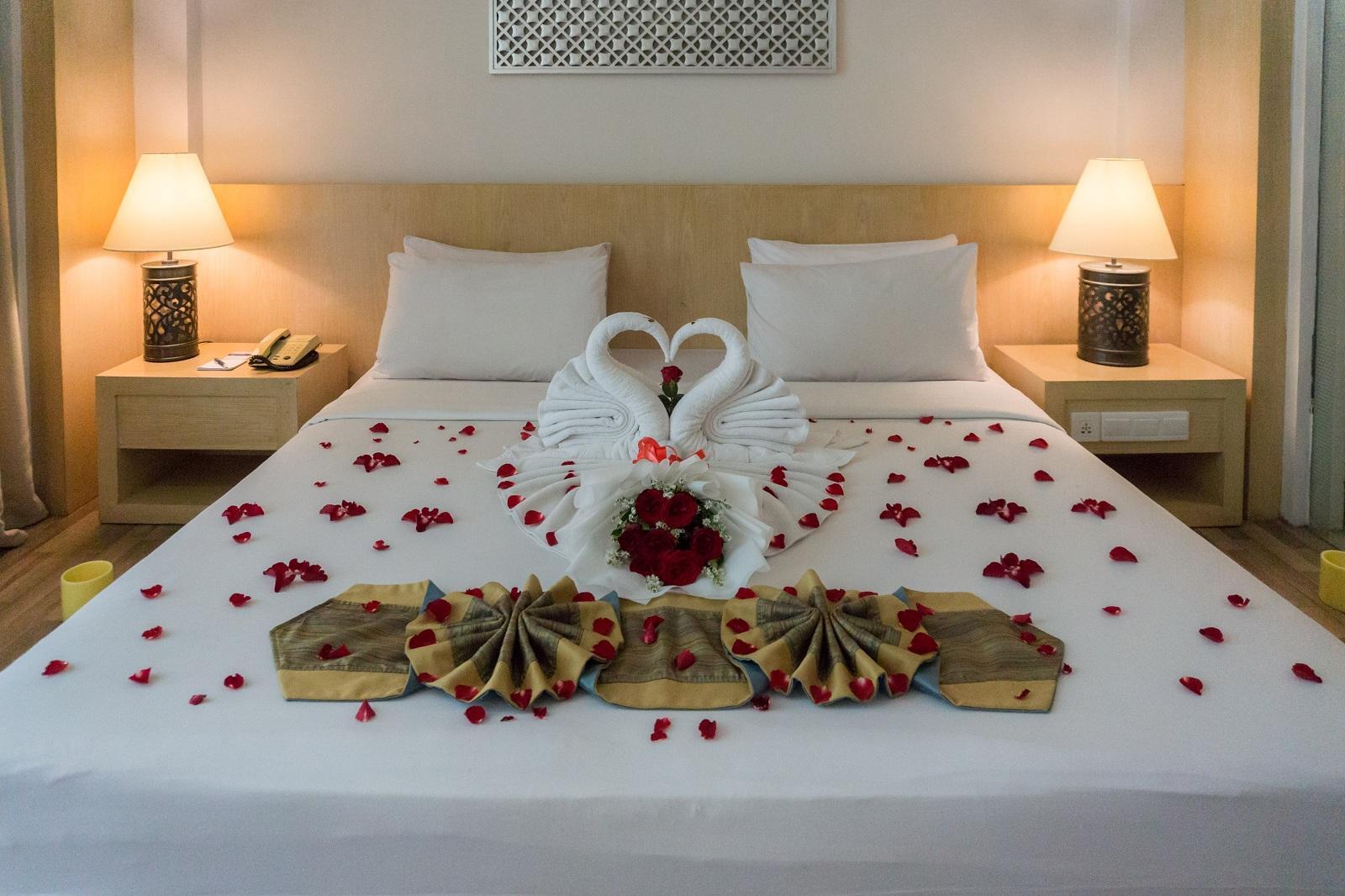 Le Grande Bali Hotell Uluwatu Exteriör bild A bed decorated for a honeymoon