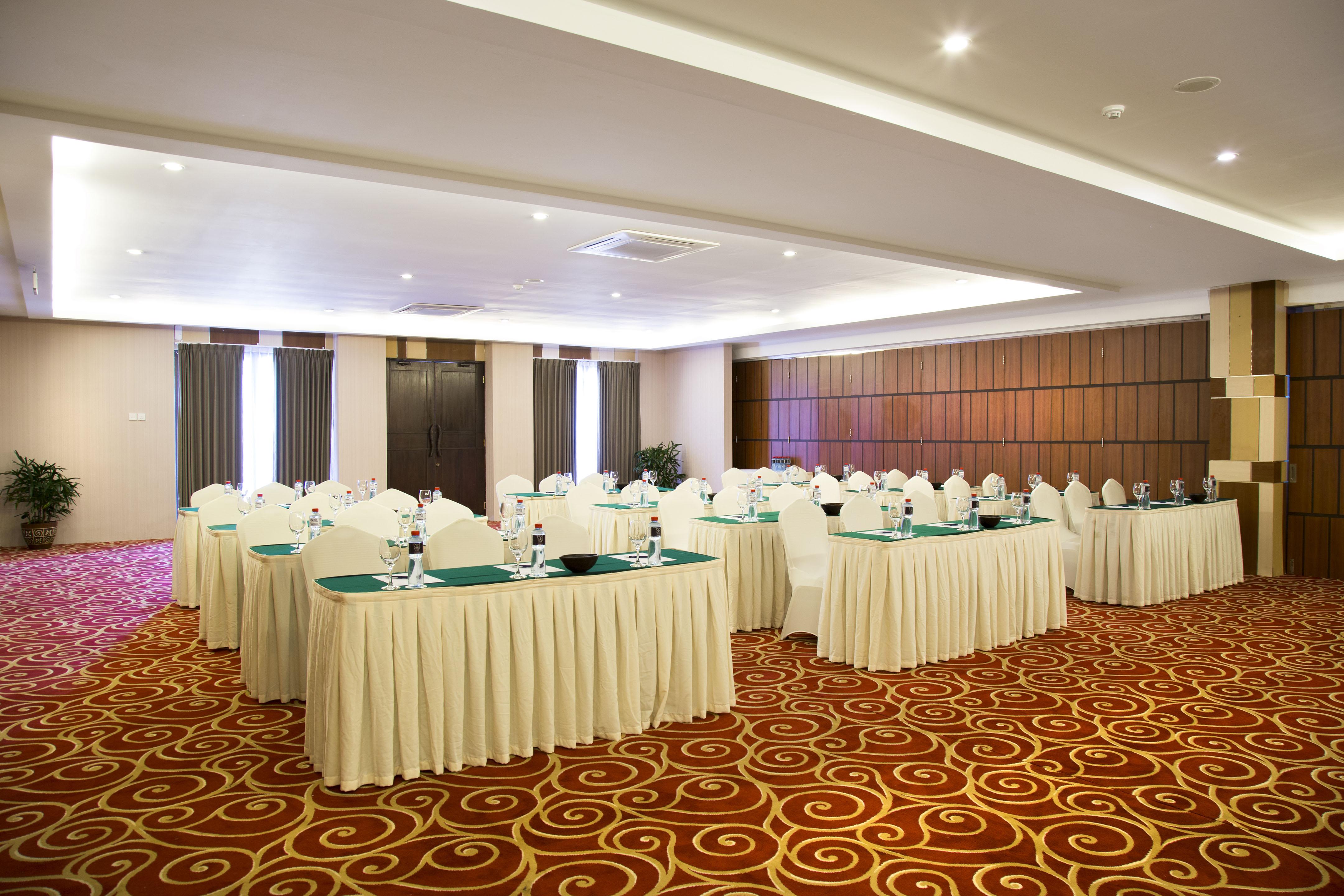 Le Grande Bali Hotell Uluwatu Exteriör bild A meeting room