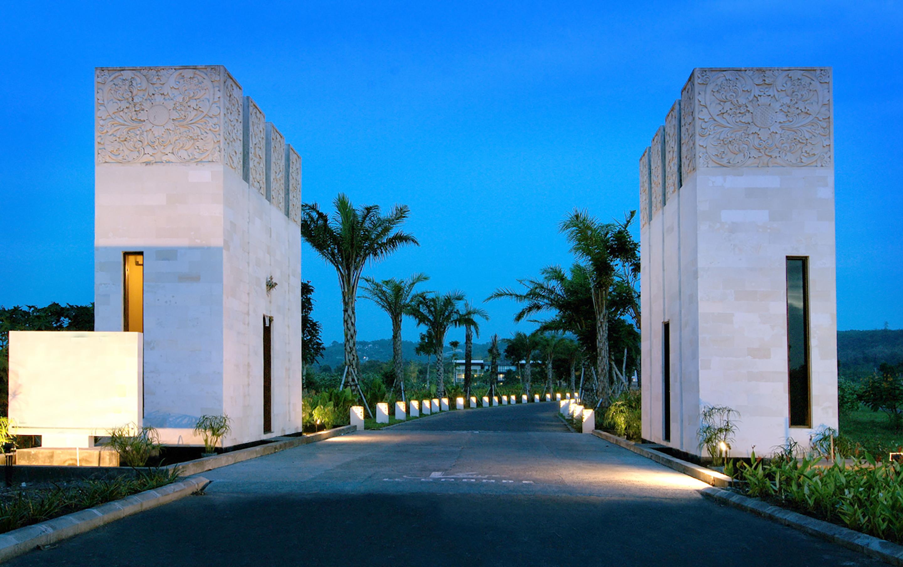 Le Grande Bali Hotell Uluwatu Exteriör bild Entrance to the resort