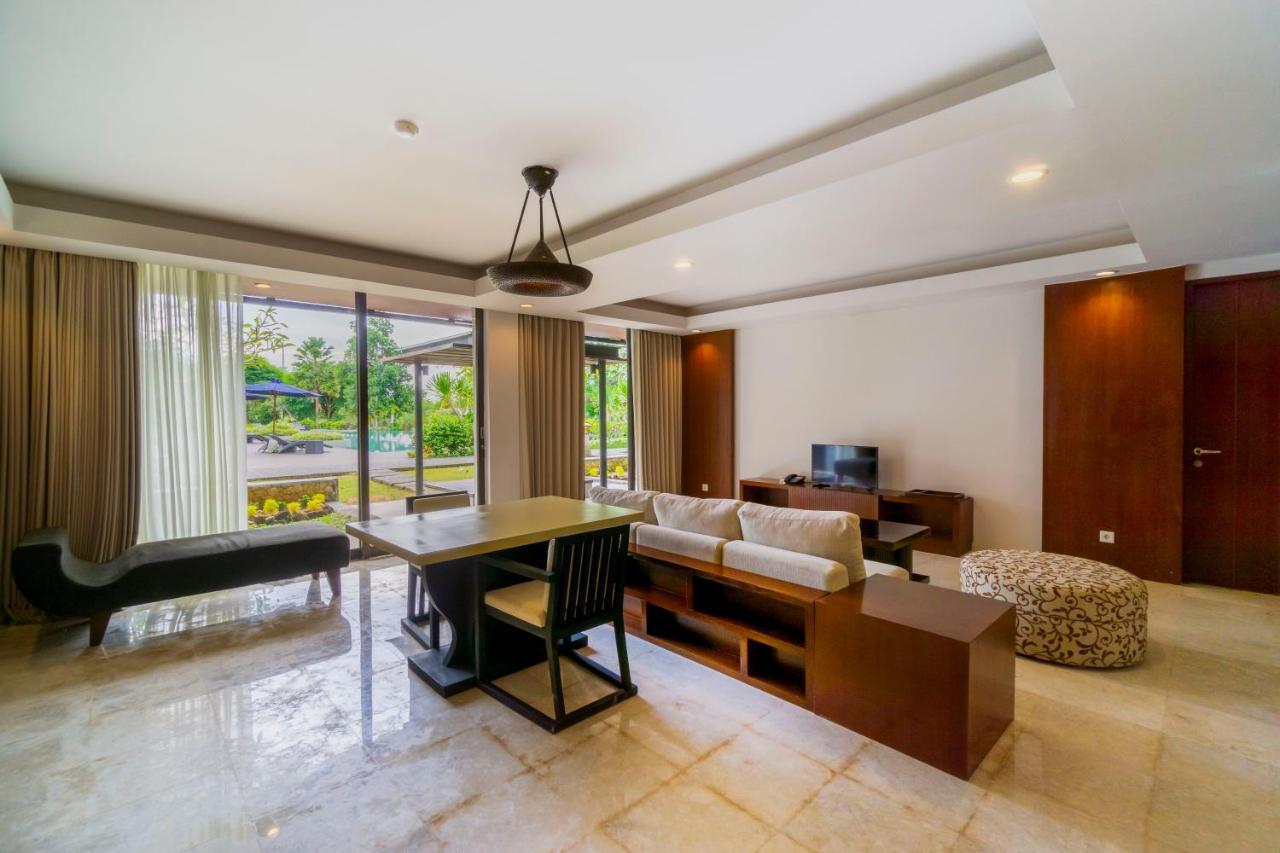 Le Grande Bali Hotell Uluwatu Exteriör bild Living room of a suite at the hotel