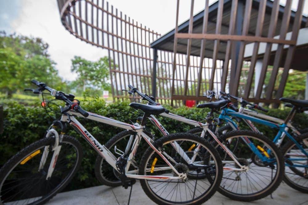 Le Grande Bali Hotell Uluwatu Exteriör bild Bicycles at the station