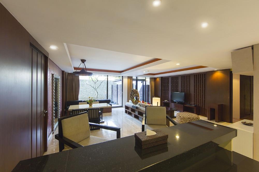Le Grande Bali Hotell Uluwatu Exteriör bild A suite at the hotel