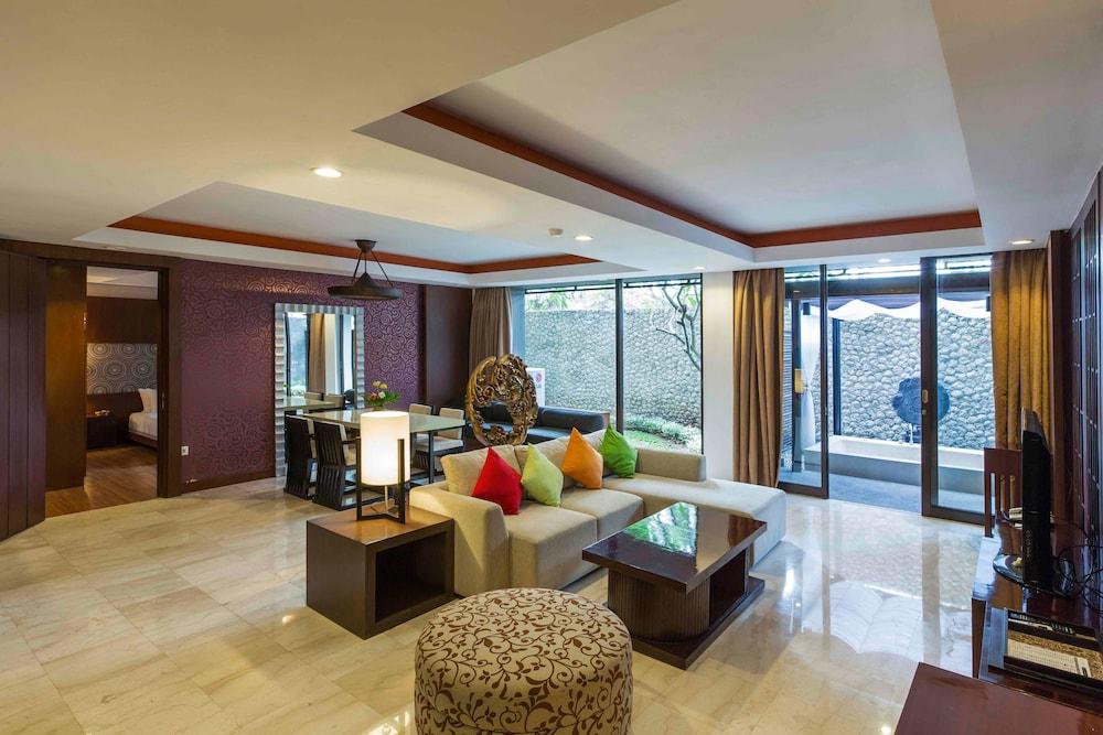 Le Grande Bali Hotell Uluwatu Exteriör bild Living room of a suite