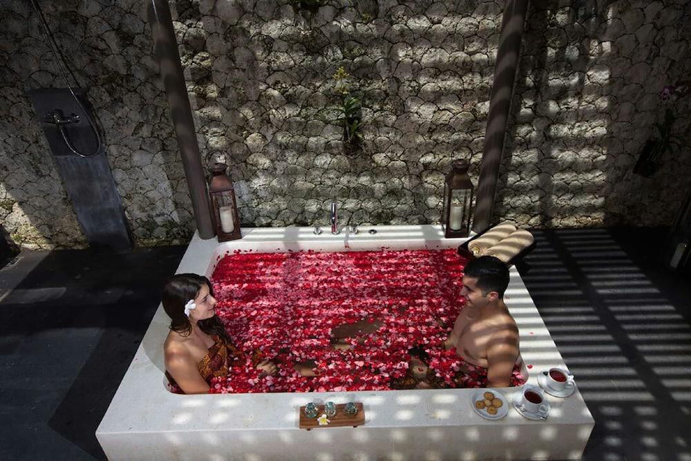 Le Grande Bali Hotell Uluwatu Exteriör bild A couple in a rose petal bath