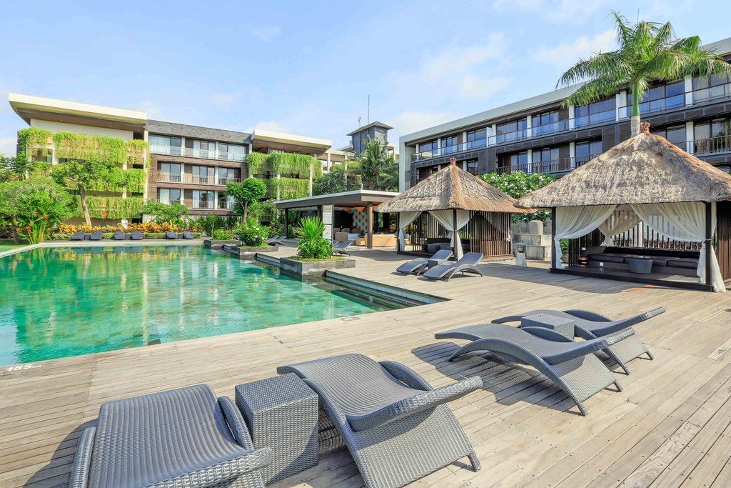 Le Grande Bali Hotell Uluwatu Exteriör bild The swimming pool at the hotel