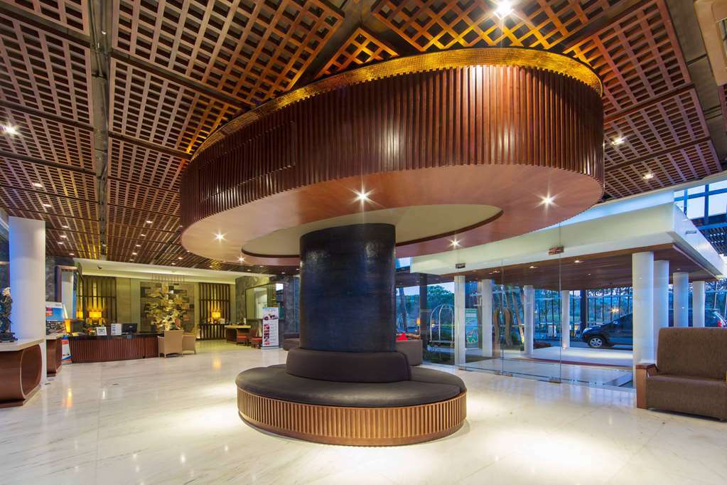 Le Grande Bali Hotell Uluwatu Inreriör bild The lobby of the hotel